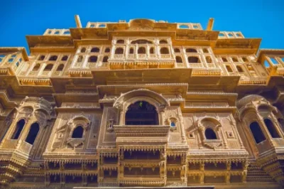 Explore historic forts, havelis and lakes during Jaisalmer local sightseeing