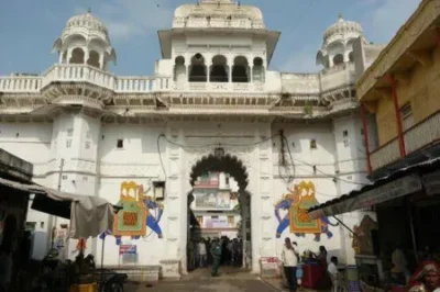 Udaipur City Palace and Lake Pichola Rajasthan scenic heritage attraction included in Udaipur Nathdwara taxi tour